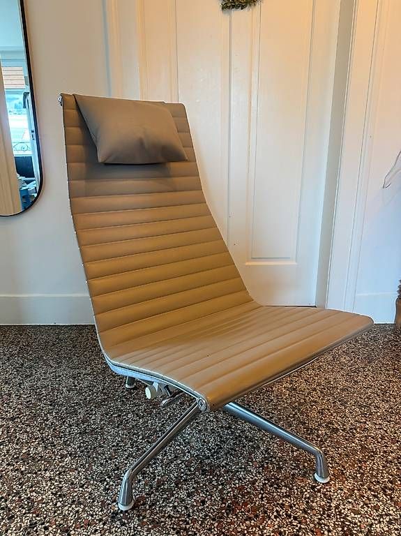 Vitra Poltrone: Vitra Eames EA 124 – Usato da Thun venduto da shoutitoutcorp