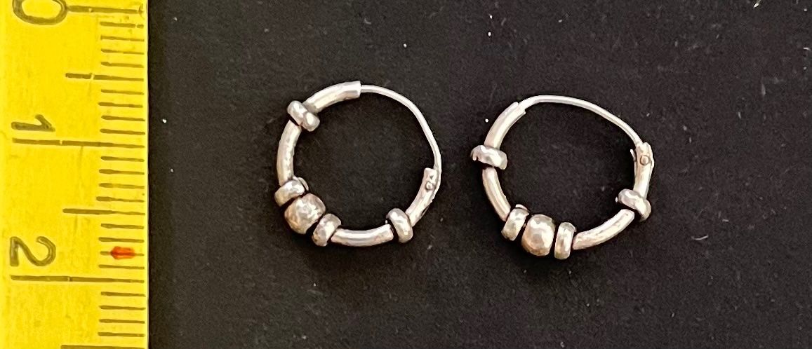 Ohrringe & -stecker: Paar Ohren- oder Nasenringe, Creole mit Kugeln – Gebraucht aus Ostermundigen von DaxKarten-75