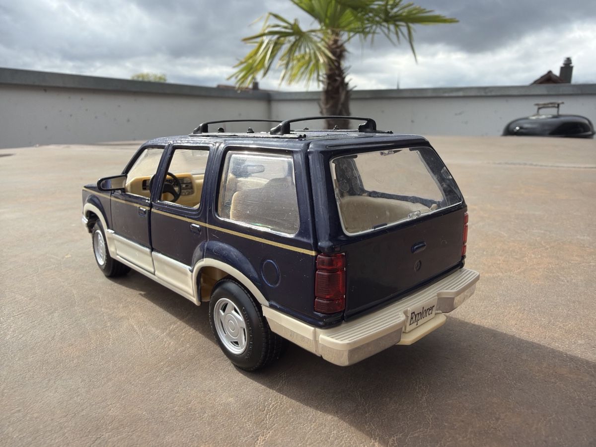 Maisto Modellini d'auto: Ford Explorer - 1/24 - Maisto  – Usato da Wolfwil venduto da Rolex1 1