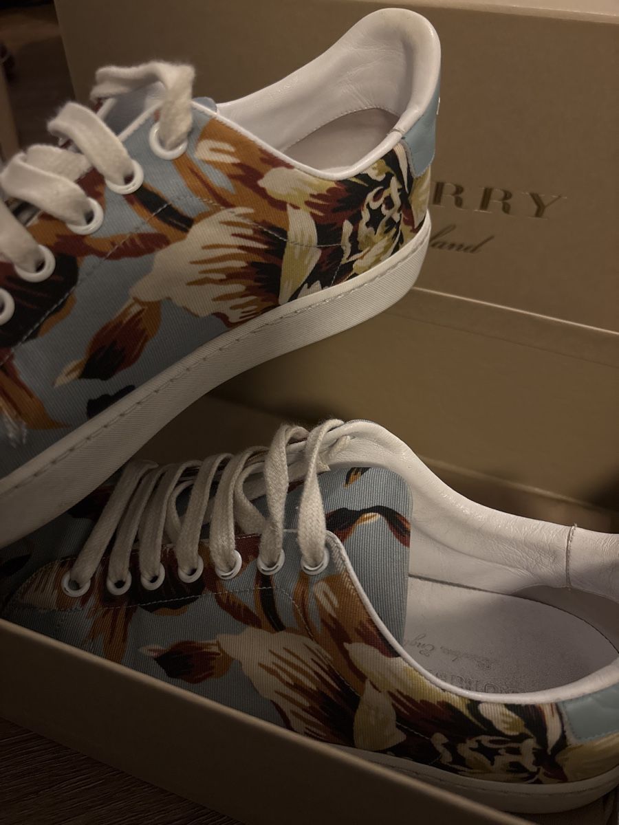 Burberry Damenschuhe: Burberry Sneaker blau mit Blumen Gr. 39 1/2 – Gebraucht aus Zürich von J.aeb 2