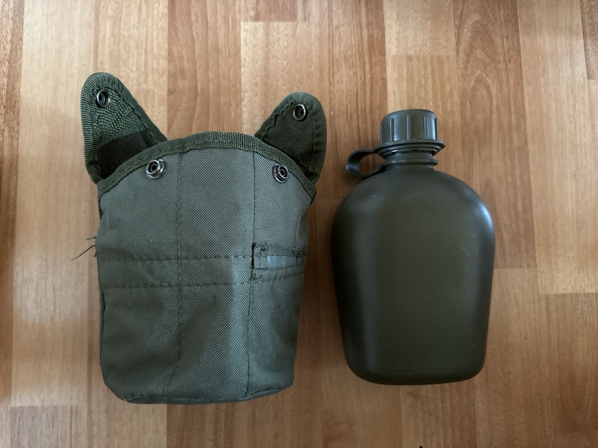 Equipement & pcs de rechange: Feldflasche mit Hülle  – D'occasion à St. Gallen par mai_zpt7 3
