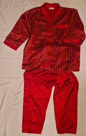 Elegantes rot-schwarzes Satin-Pyjama-Set – Grösse 44–48