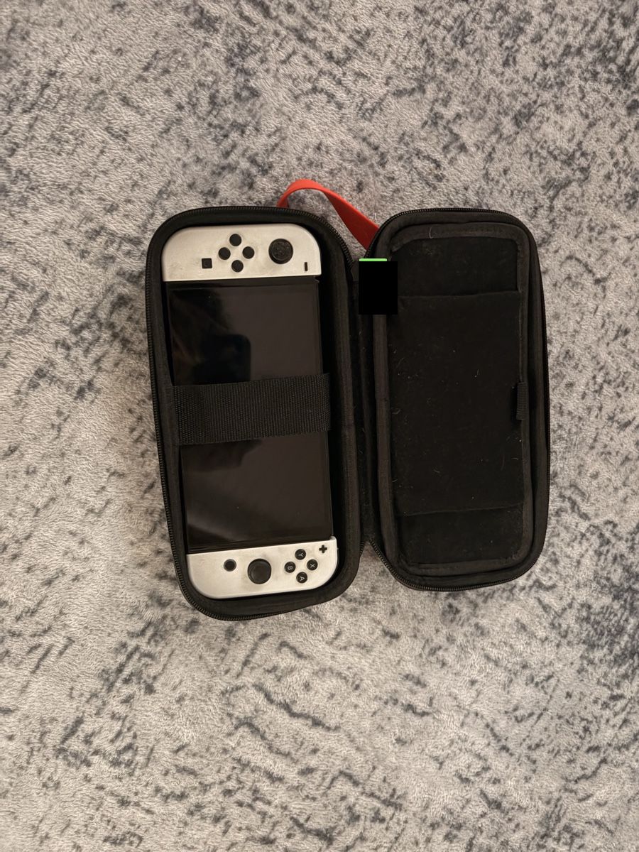 Nintendo Console: Console Nintendo Switch OLED blanc avec accessoires – Usato da Avenches venduto da LilouRaja1580 2