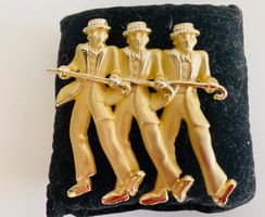 Très jolie broche originale en métal doré