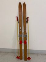 Ski (K 4), Holzski von ca. 1960 mit Stöcken