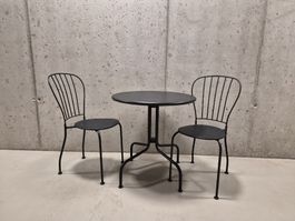 Balkon-Set schwarz: Tisch + 2 Stühle + 2 weissen Kissen