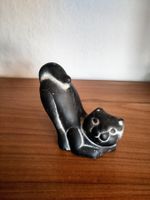 schwarze Katze mit erhobenem Hinterteil - sich streckend