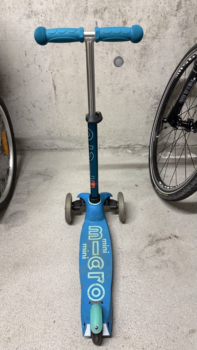 Micro Kickboard: Micro mini mit Helm (48-53cm) – D'occasion à Lachen SZ par Thagismo999 1