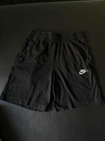 Nike kurze Hose schwarz Grösse 147-158cm guter Zustand