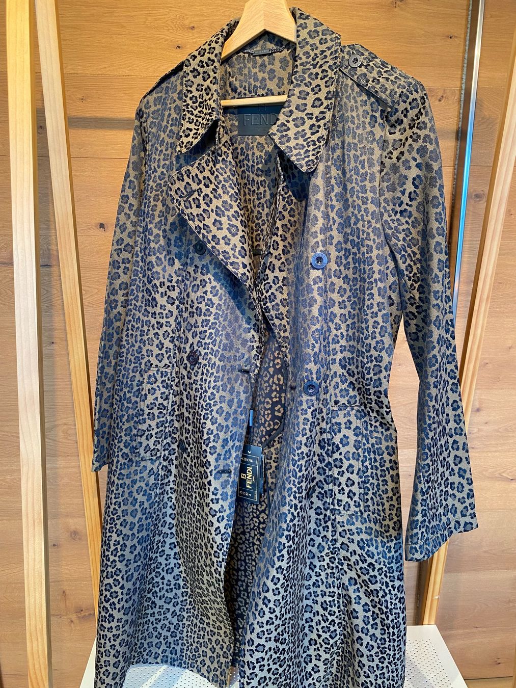 Fendi Cappotti: Vintage Fendi Trenchcoat – Nuovo e nell'imballaggio originale da Eggersriet venduto da VintageCouture86