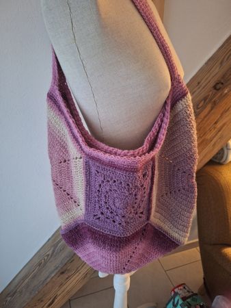 Gehäkelte Umhängetasche, Handarbeit, Lila-Töne