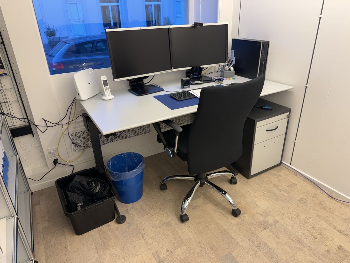 Set di tavolo e panche: Büroinventar zu verkaufen – Usato da Romanshorn venduto da B.abduli 5