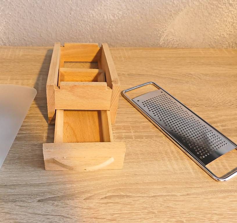 Elettrodomestici da cucina: Parmesanreibe mit Holzbehälter – Usato da Wettingen venduto da Ricolino2025 3