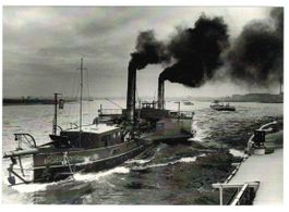 AK Rheinschlepper bei Duisburg, 1957 (Foto Jakob Tuggener)