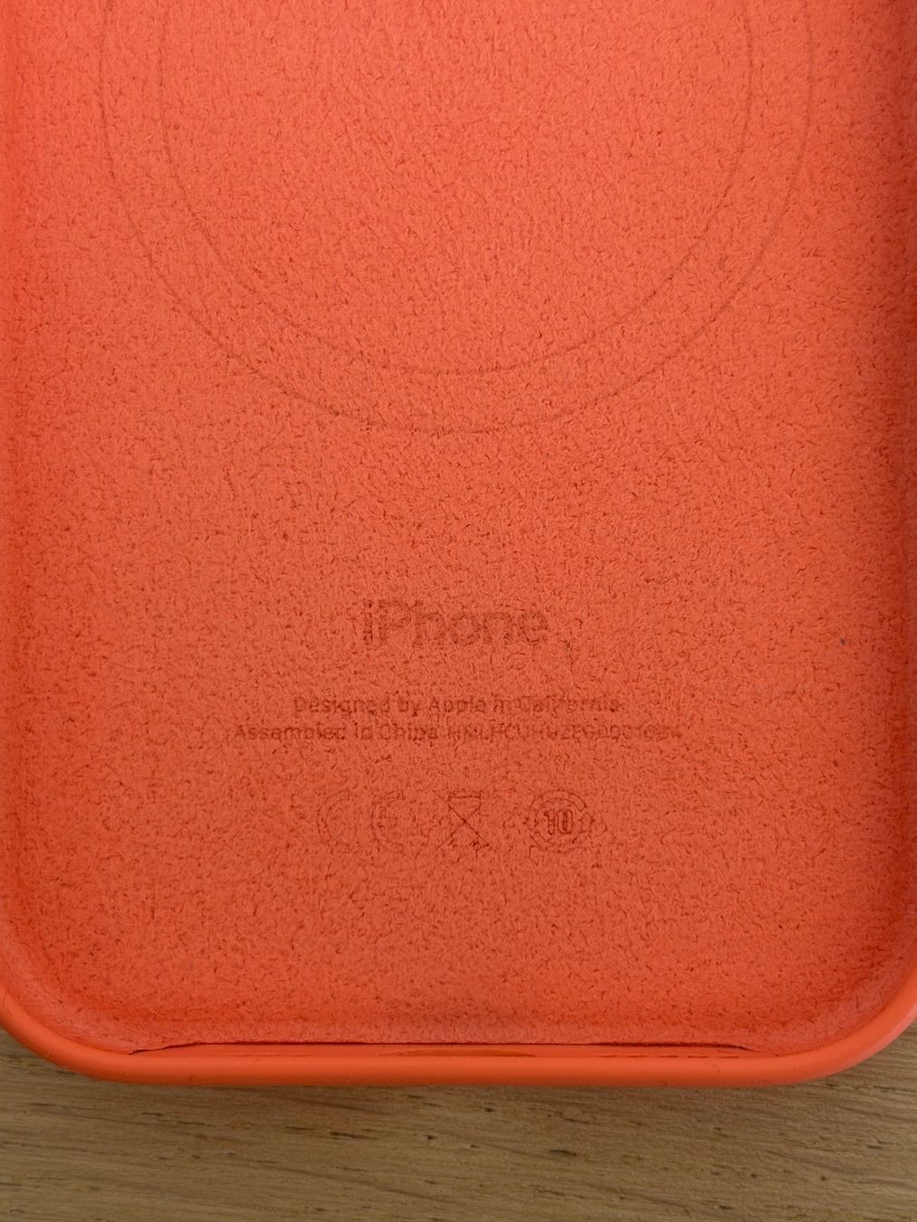 Apple Cover & Protezioni schermo: Genuine Apple Silicone Case iPhone 16 Pro–Orange–Original – Usato da Kilchberg ZH venduto da kat_9zlr 3