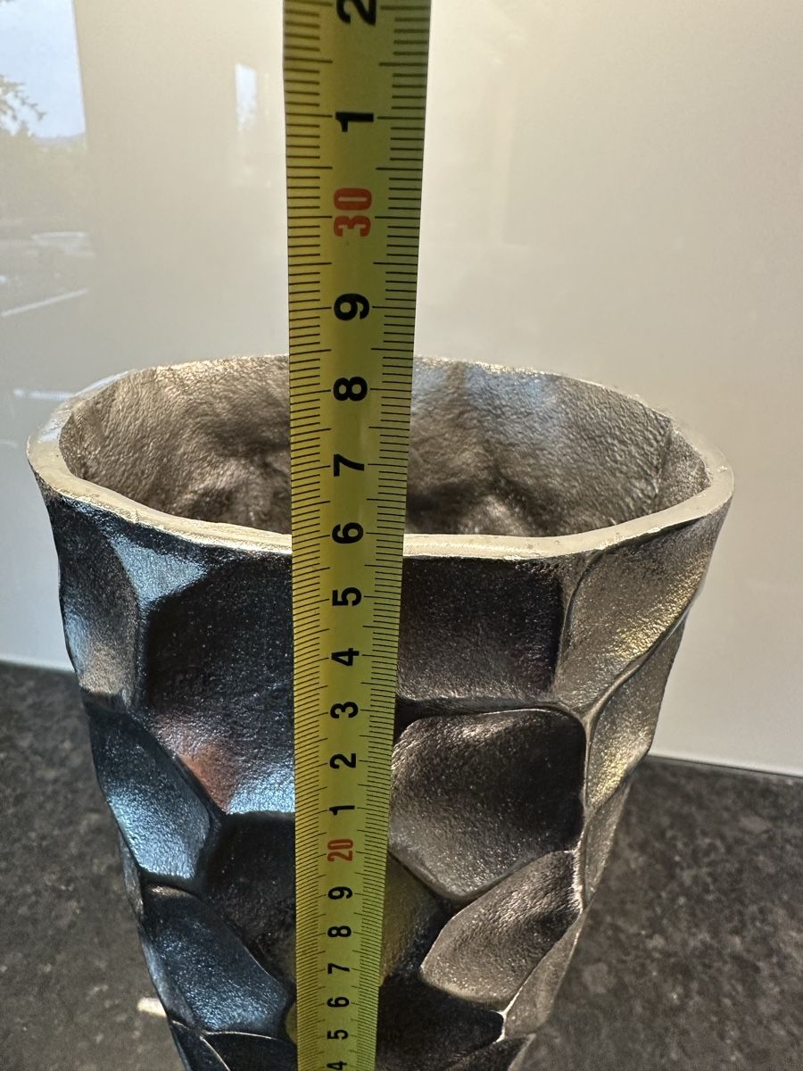 Vasen & Gefässe: Blumenvase aus Metall – Gebraucht aus Zürich von von_7vbl 4