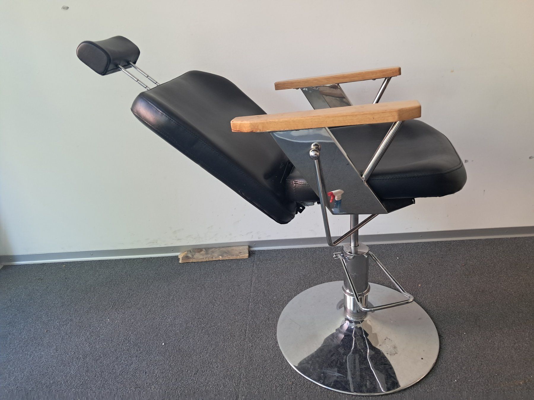 Lettini & sedie per cosmetici: Friseurstuhl Coiffeurstuhl Barbierstuhl, Friseursessel – Nuovo e nell'imballaggio originale da Zürich venduto da Lia107 5