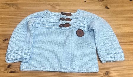  Handgestrickter Baby-Pullover mit Knopfdetails