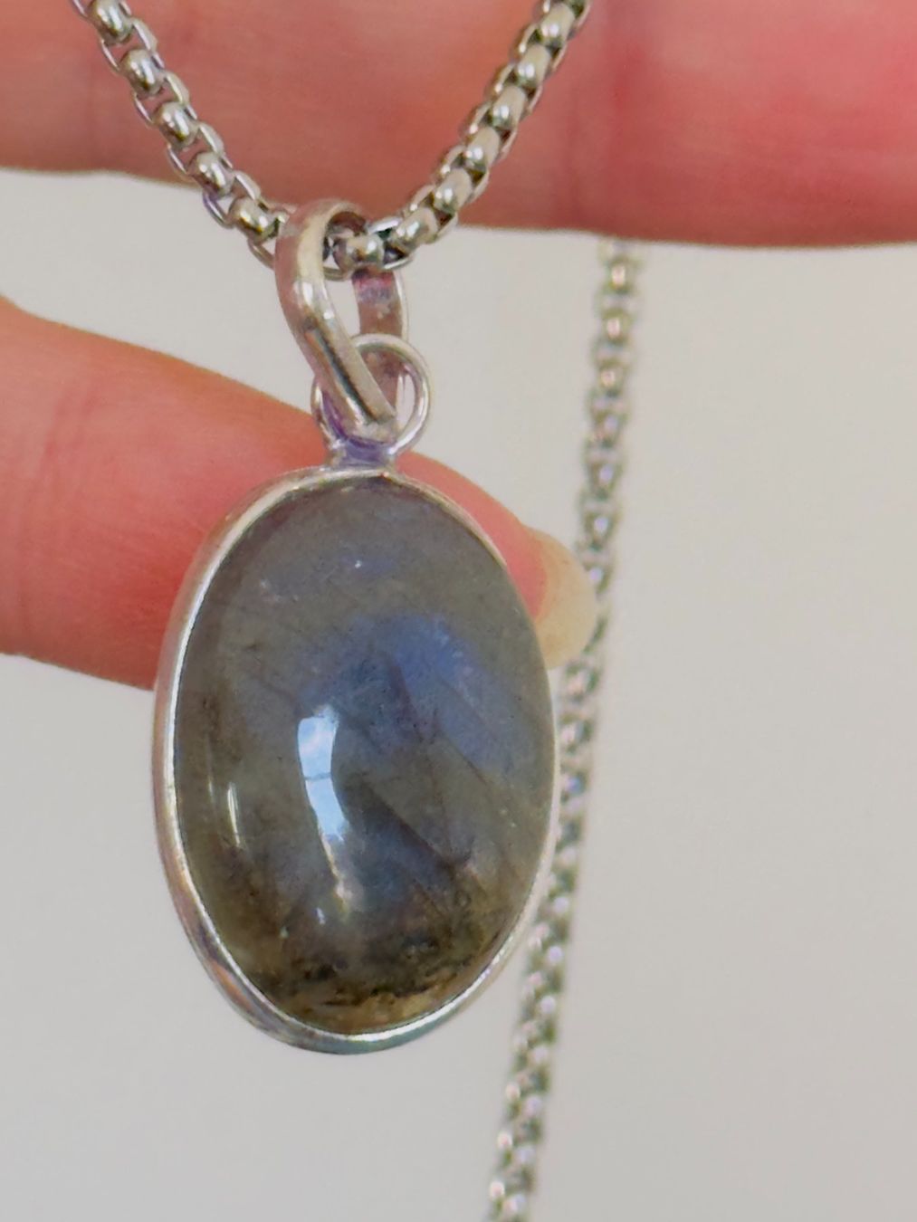 Ketten: Fashionable labradorite necklace – Neu und originalverpackt aus Genève von AGBERG