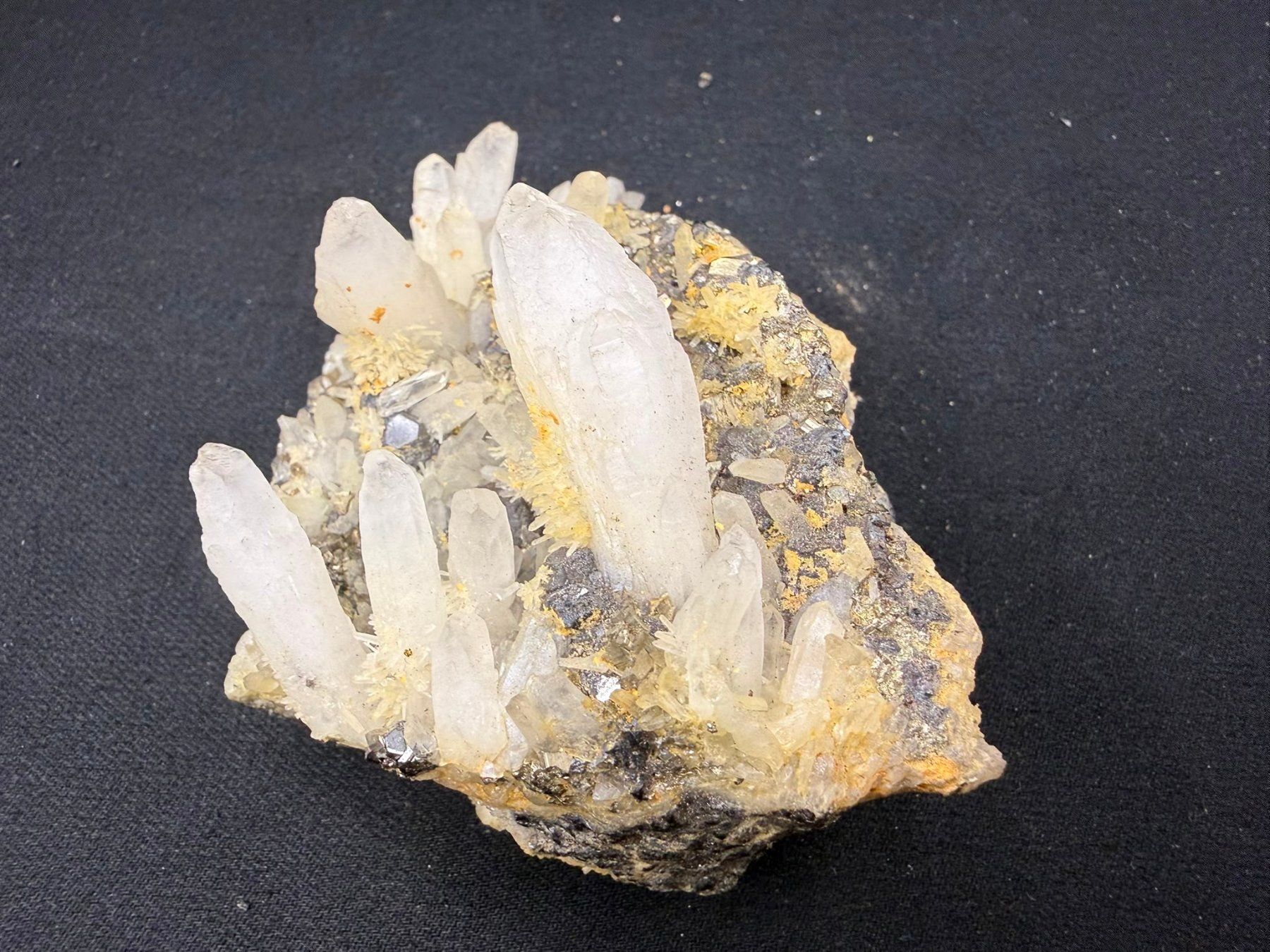 Minerali & Pietre curative: Quarz mit Pyrit und Galena – Usato da Schinznach Bad venduto da Demerald 2