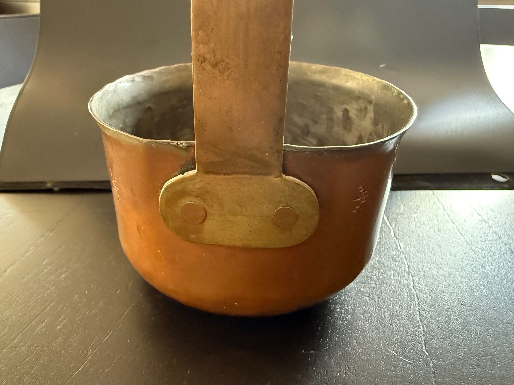 Pentole: Antikes Kupferpfännlein mit Dekor, rustikal – Usato da Erstfeld venduto da Mario_boe0 2