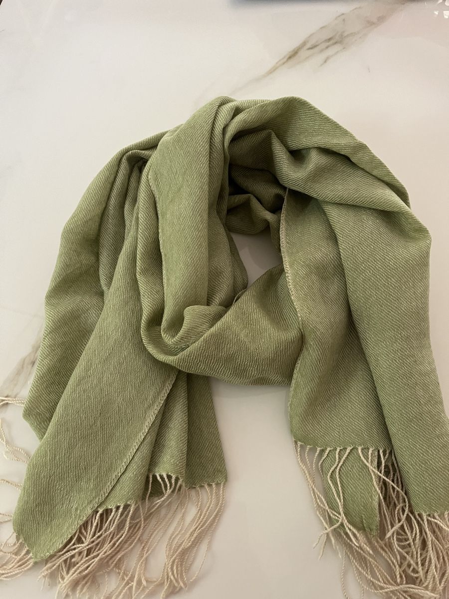 Foulard & Sciarpe: Foulard cashmere vert olive doux et léger – Usato da Bellevue venduto da utilisatratice
