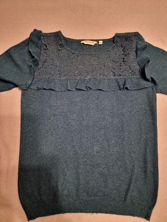 Joli pull fin bleu-vert foncé avec dentelle, excellent état.