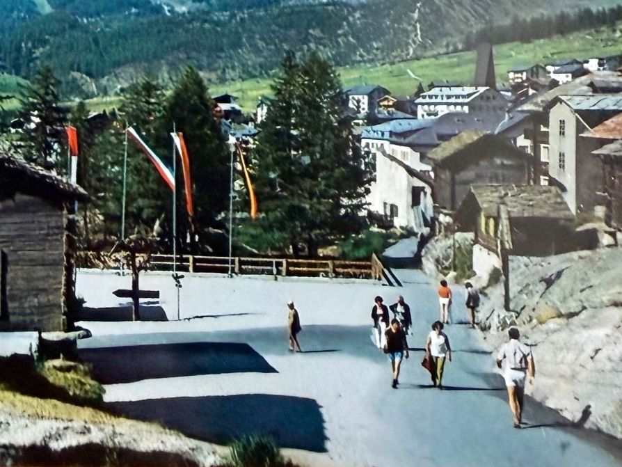 Ansichtskarten: Saas-Fée -  Rue animée – Gebraucht aus Lutry von Ediego 2