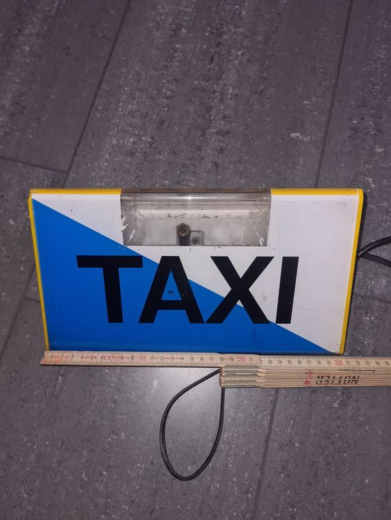 Taxi Schild beleuchtet auf Magnet Platte