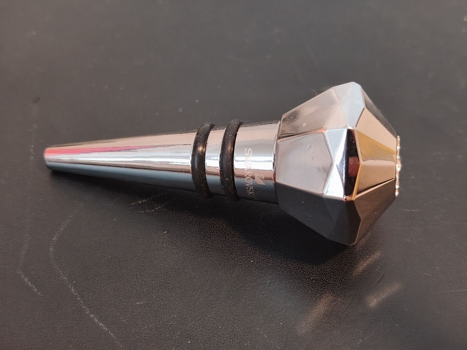 Swarovski Apribottiglie & Tappi per chiusura: Swarovski Kristall Flaschenverschluss, neu – Nuovo e nell'imballaggio originale da Stäfa venduto da bluumartini 1