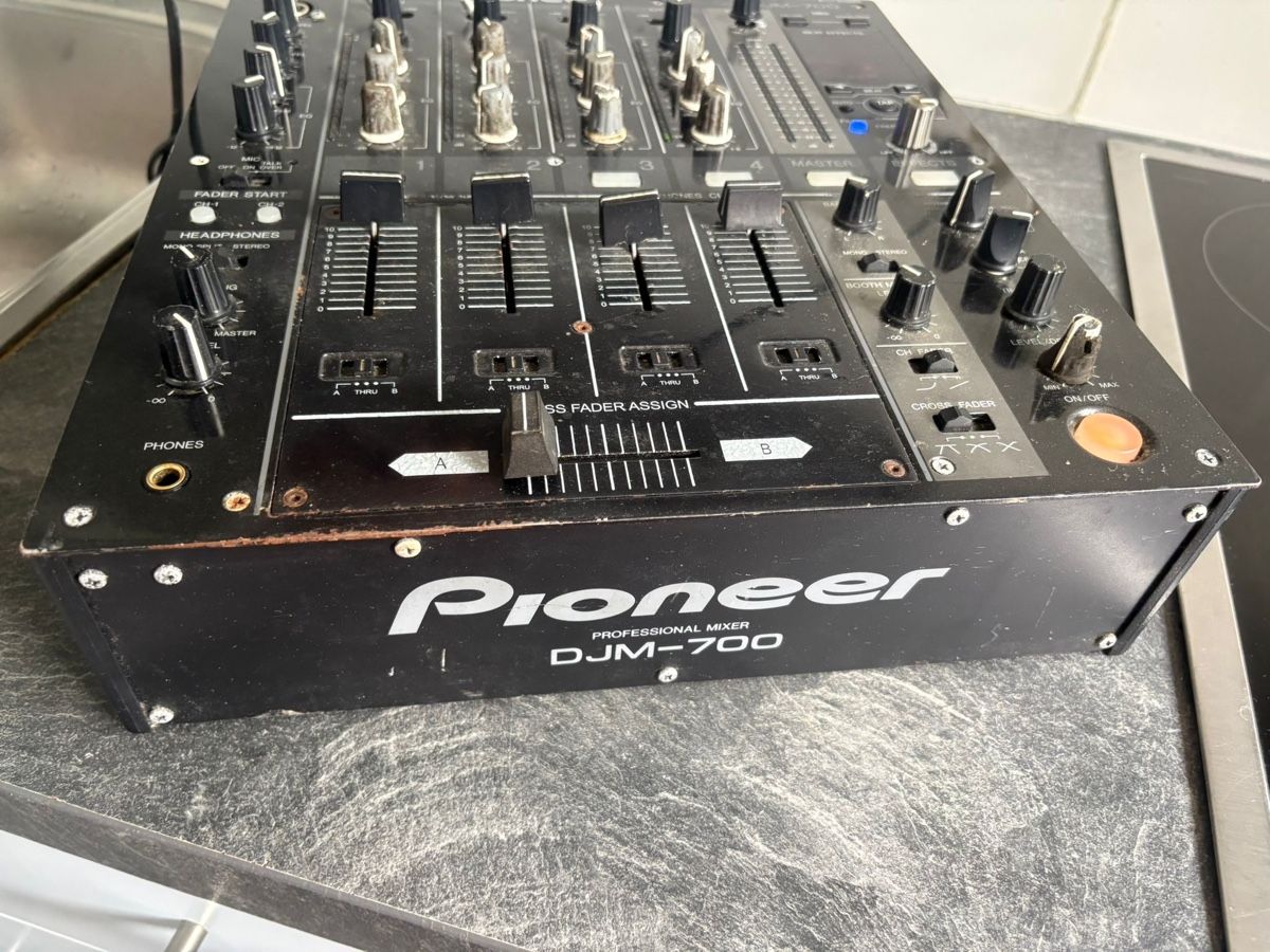 Pioneer Console di mixaggio: Pioneer DJM-700 Profi Mixer gebrauchter – Usato da Sursee venduto da Fion 1