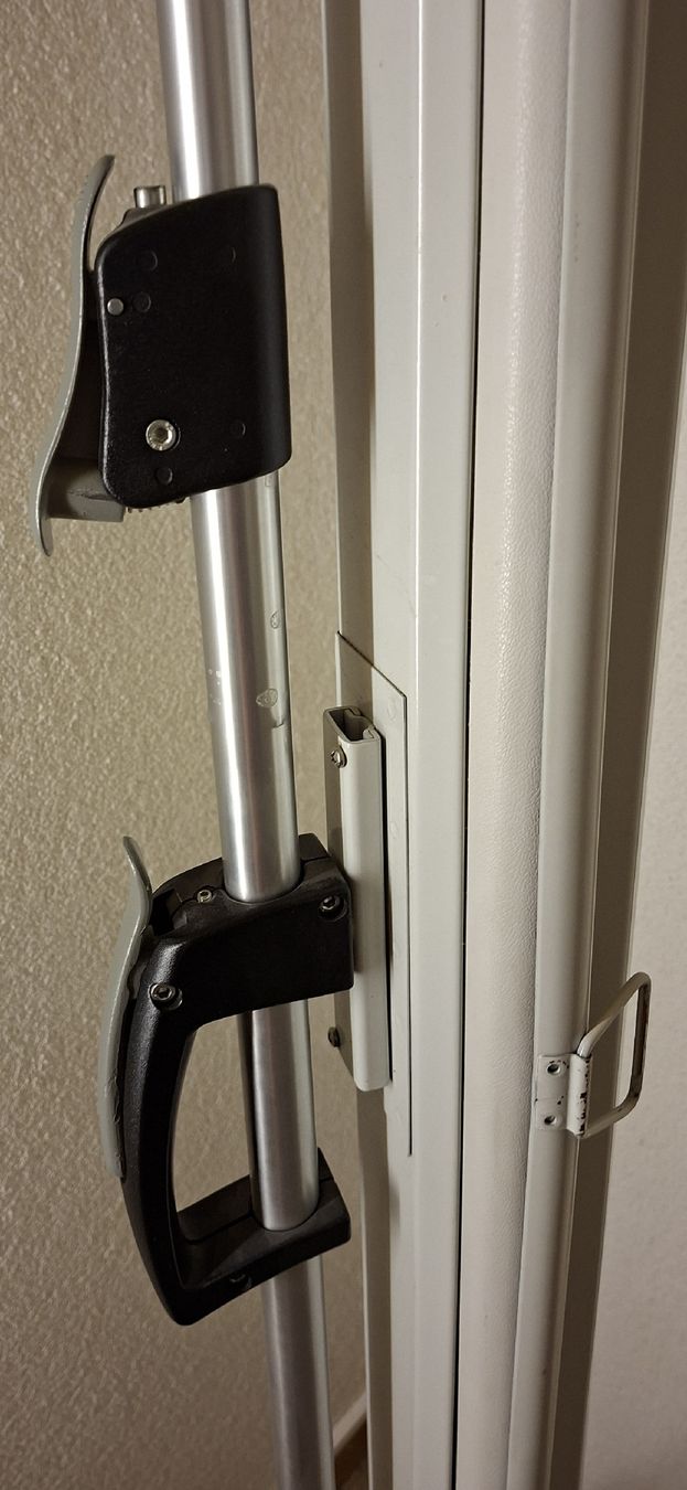 Schermi: Projektionsleinwand Stativleinwand manuell rollbar – Usato da Pfäffikon ZH venduto da enderby01 1