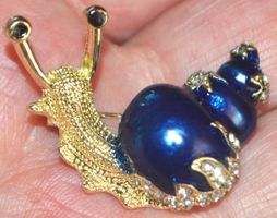 Brosche L-4369 – Schnecke Strass und Muschel blau
