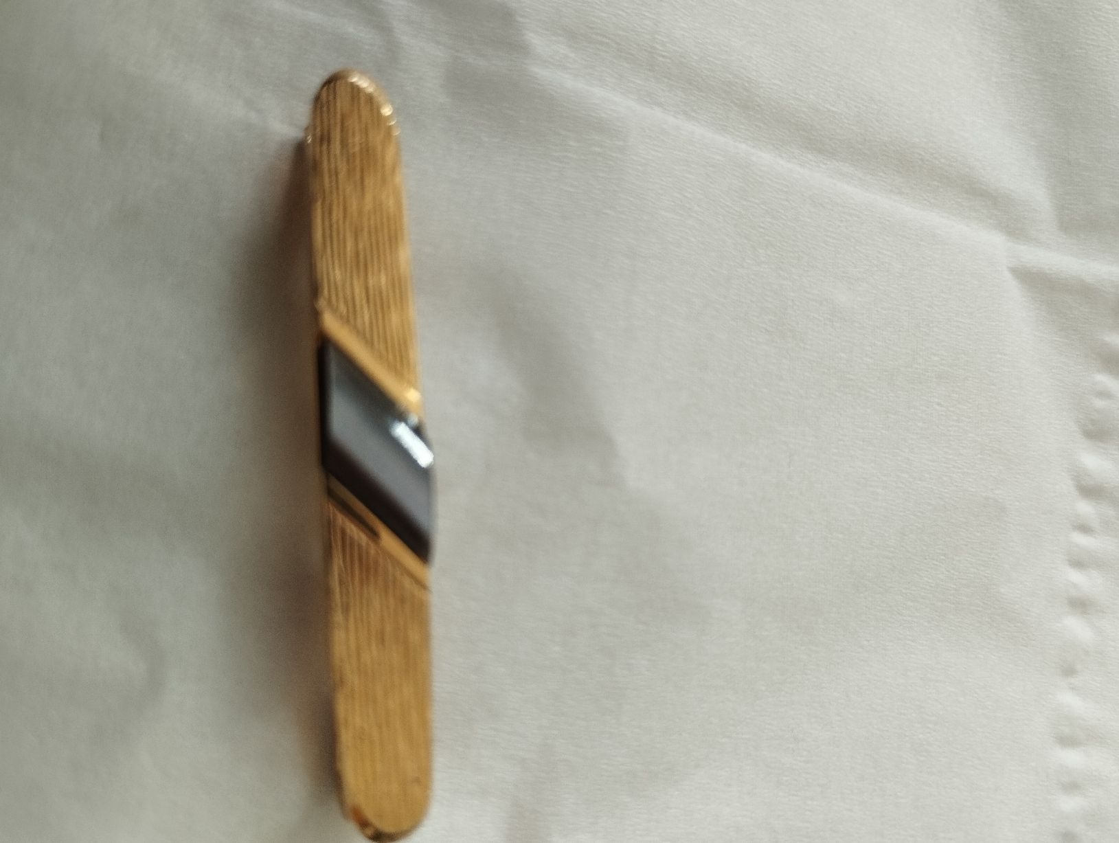 Spille & Fermagli: Krawattennadel Goldfarben gestreift mit schwarzem Stein – Nuovo (secondo la descrizione) da Ostermundigen venduto da Dinge1
