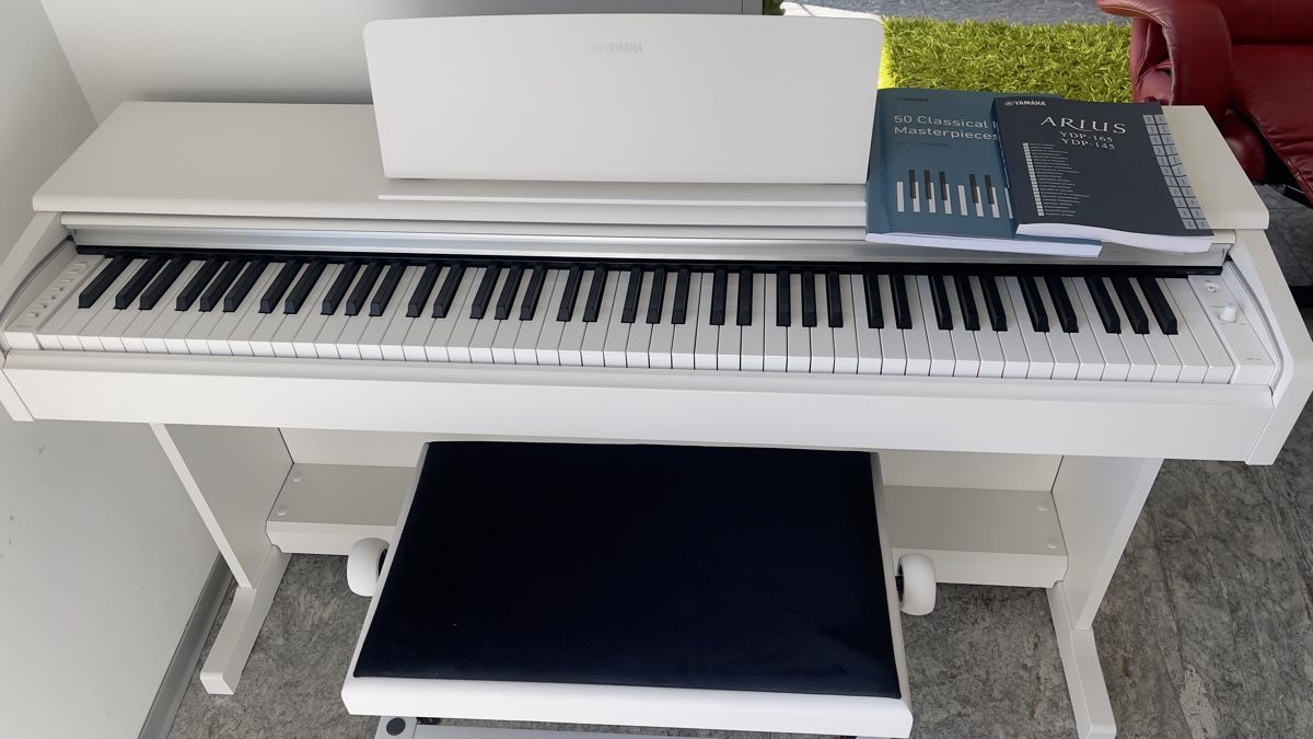 Yamaha Musikinstrumente: Pianoforte  Yamaha Bianco opaco  – Gebraucht aus S. Vittore von virissama