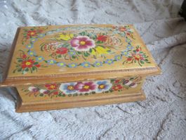 Holzkästchen mit Blumenmuster, Melodie "Beer Barrel"