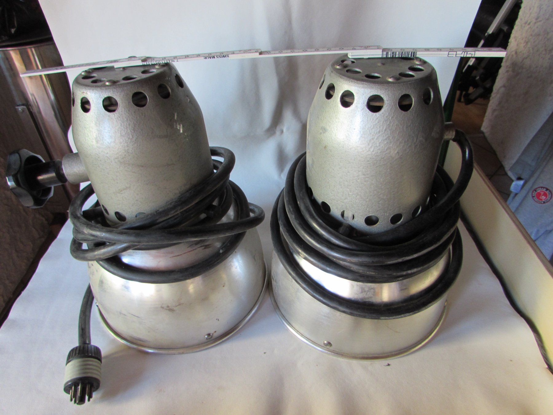 Lampes: Lot de 2 projecteurs halogènes anciens avec câbles – D'occasion à Onnens VD par didier1956