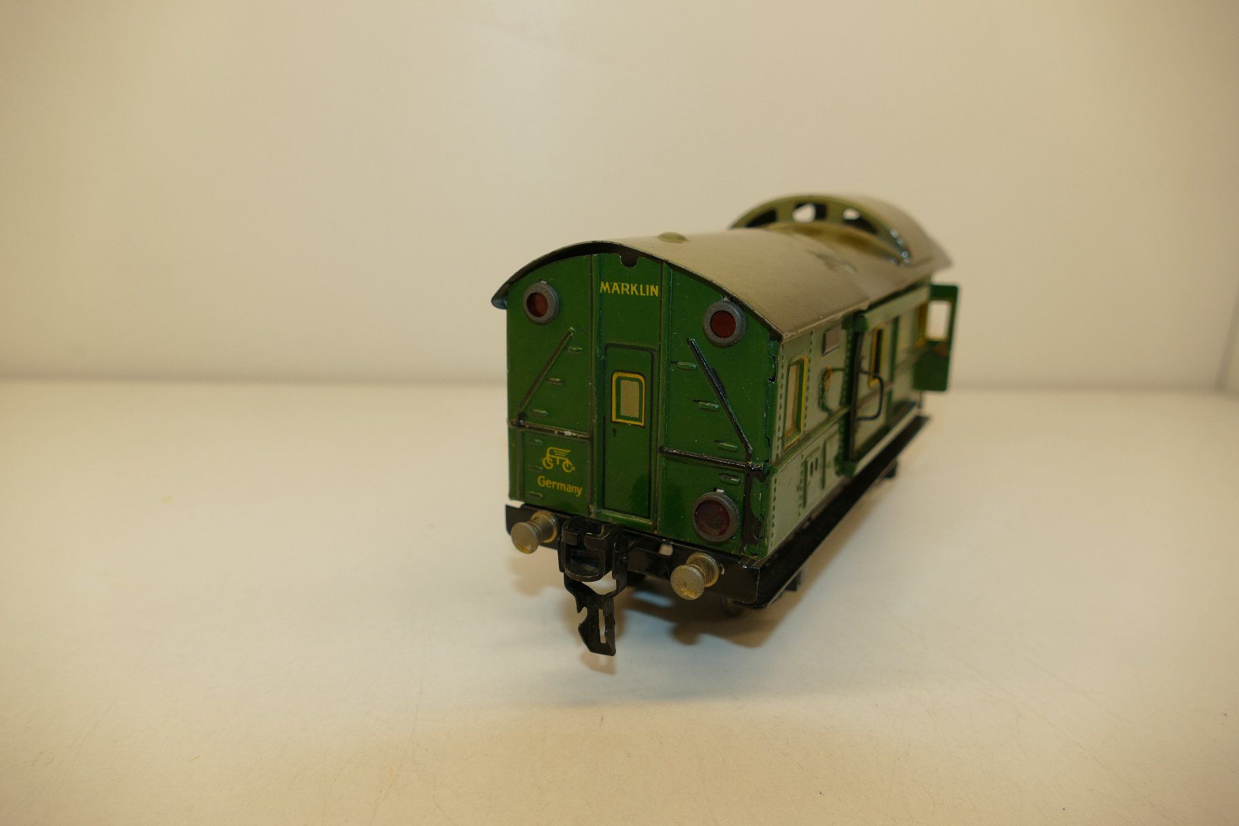 Märklin Modelleisenbahnen: Märklin 0: DR Gepäckwagen – Gebraucht aus Niederhasli von rail-duerst 1