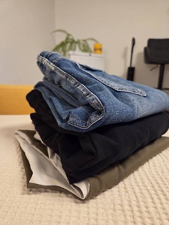 Pantaloni: 3er Hosen Set XS-S gemischt – Usato da Winterthur venduto da Janine18 4