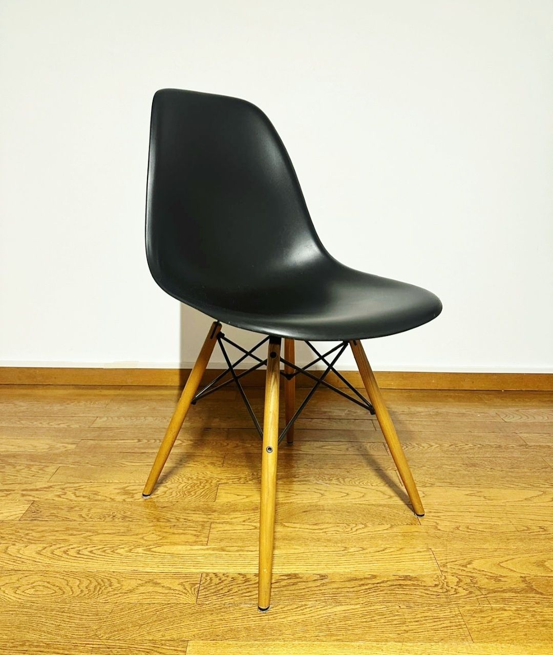 Vitra Sedie: 4 Vitra - Eames Plastic Side Chair DSW - schwarz – Usato da Basel venduto da Kunterbunt12