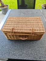 Vintage Picknickkorb aus Korbweide, ideal für Ausflüge!