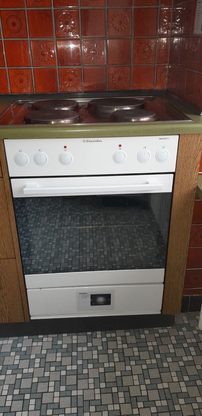 Cucine: Herd mit Backofen – Usato da Windisch venduto da Hasel42
