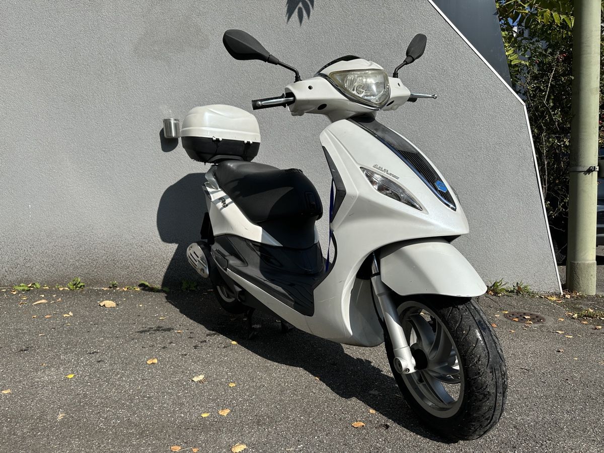 Piaggio Scooter: Piaggio Roller Fly 125cc weiss mit Topcase gebraucht – Usato da Binningen venduto da pmo_66z8