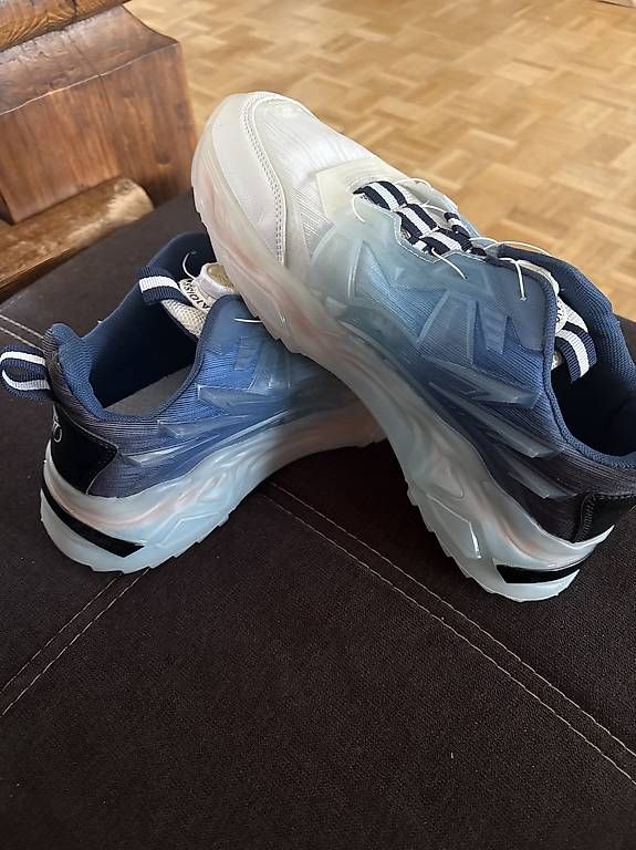 Chaussures femmes: Schuhe sneakers  – D'occasion à Mörschwil par michaelac1