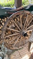 Altes Wagenrad aus Holz mit Eisenbeschlag antik