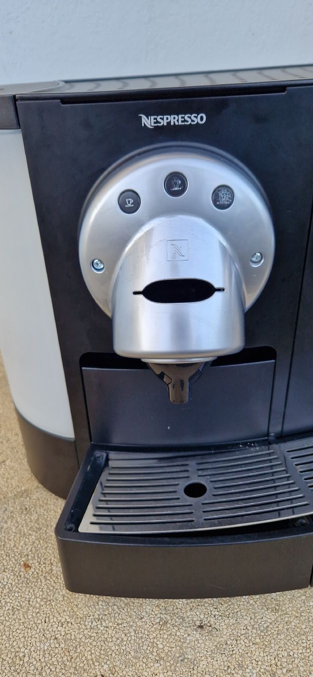 Nespresso Machines à café & Machines à expresso: Machine à café pro/Nespresso GEMINI 200 – Défectueux à St. Ursen par cpi23 2