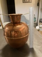 Vase en cuivre avec deux anses hauteur 27  cm bon état