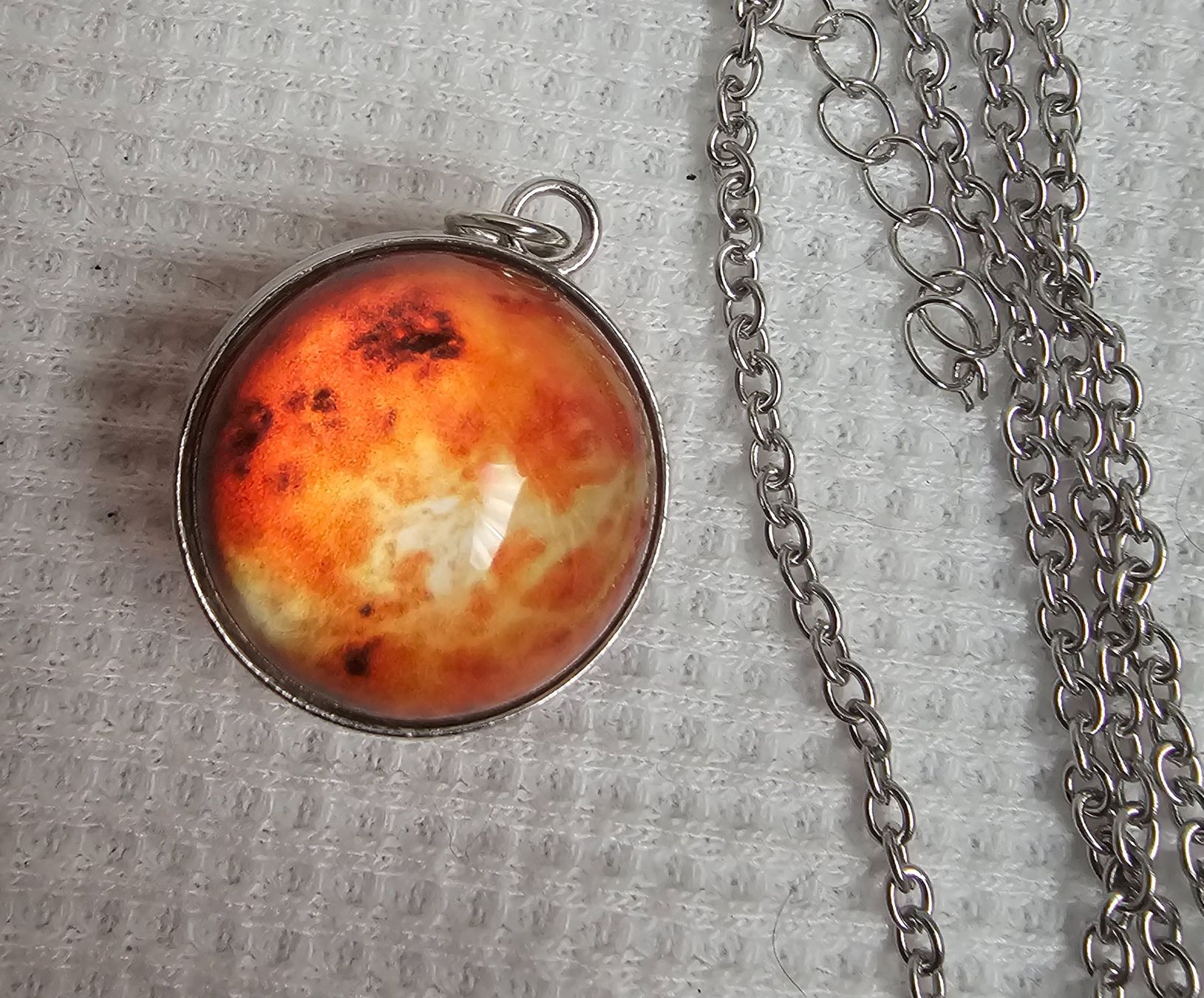 Ciondoli: NEU! Planet Anhänger mit Kette – Nuovo e nell'imballaggio originale da Füllinsdorf venduto da Sunnebliemli7 4