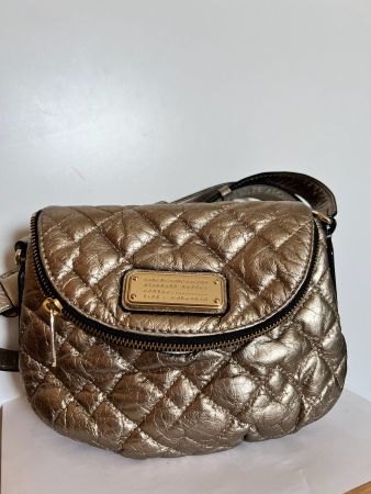 Marc by Marc Jacobs – Gesteppte Crossbody-Tasche in Metallic
