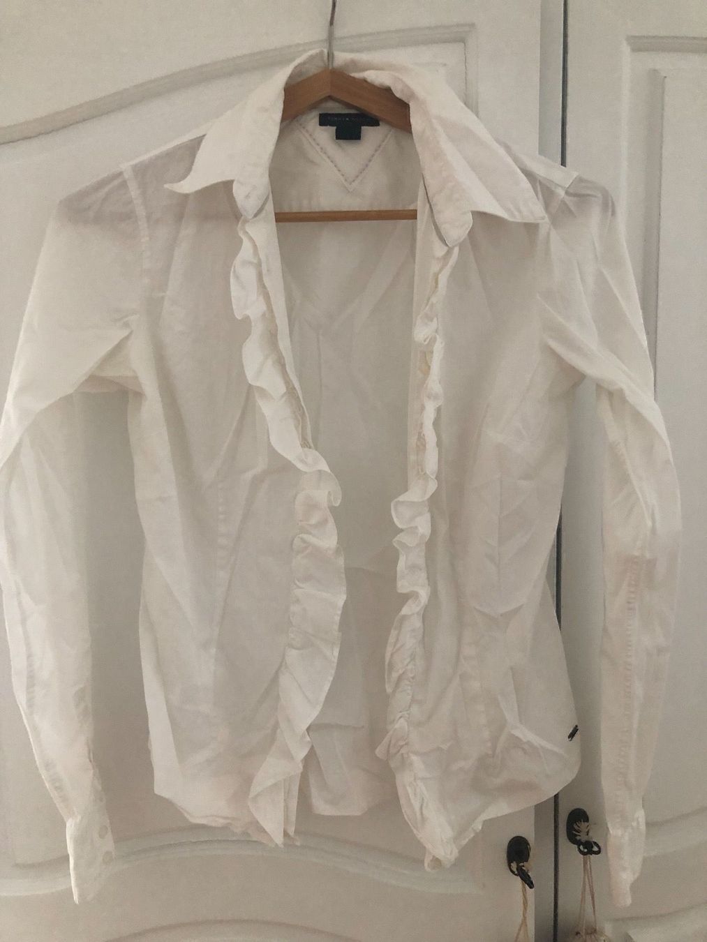 Tommy Hilfiger Camicette: Hilfiger weisse Bluse mit Rüschen xs-s – Usato da Pfaffhausen venduto da Klaras_second_hand 2